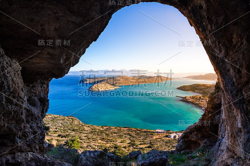 Mirambello海湾的全景与史宾纳隆加岛。透过希腊克里特岛的山洞，从山上眺望。