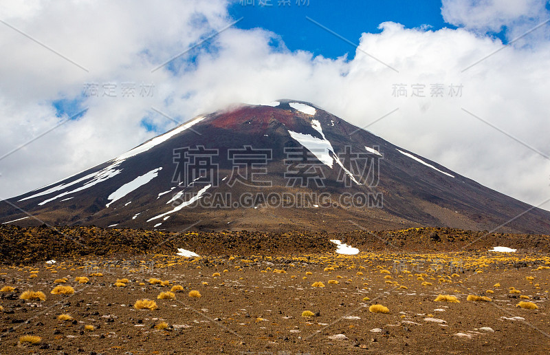 恩高鲁赫山和汤加里罗高山通道的末日山(红色火山口)。南火山口阶段，北岛，新西兰