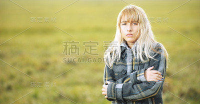 美丽的年轻女子在户外
