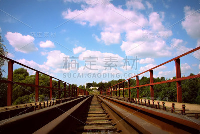 铁轨在窄轨上
