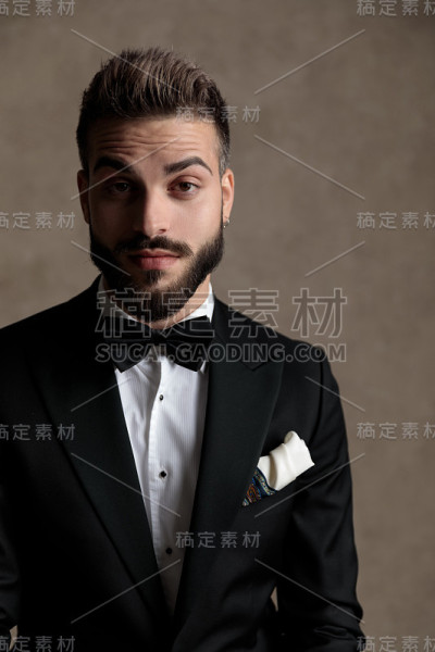 无聊的新郎穿着燕尾服向前看