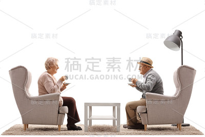 成熟的女人和成熟的男人坐在扶手椅上
