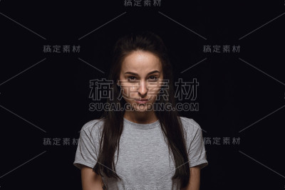 近距离肖像的年轻女子孤立在黑色工作室背景
