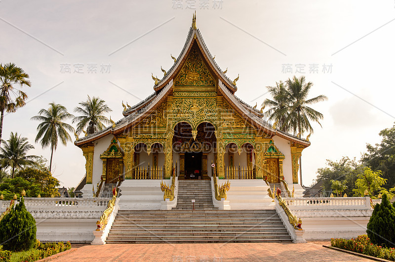 老挝琅勃拉邦国家博物馆的Haw Pha Bang佛寺前。