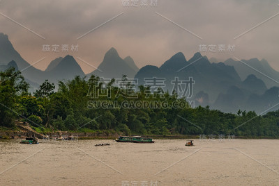 中国桂林漓江绿化带和喀斯特山脉。