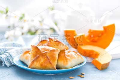 美味的自制烘焙。白色背景上的新鲜南瓜馅饼，特写