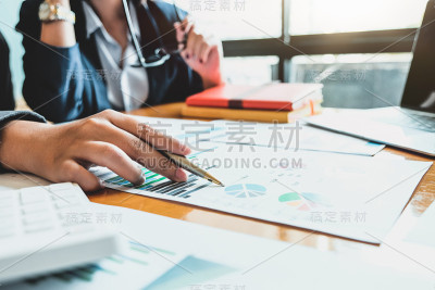 商务人士开会讨论市场形势。企业金融的概念
