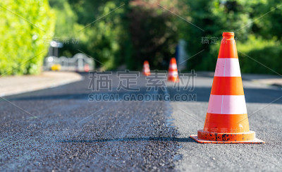 建筑锥体用一层新沥青标记部分道路。