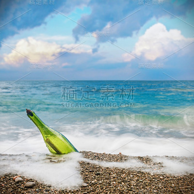 海滩上的瓶中信