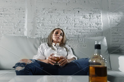 酗酒妇女在家酗酒，家庭主妇酗酒