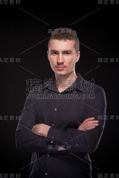 穿黑衬衫的男人