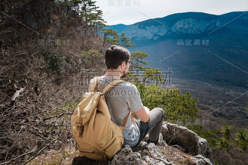 春天山里的年轻潮男