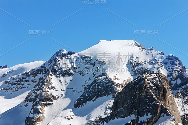 意大利帕索加迪纳，马尔莫拉达山，从山顶滑雪