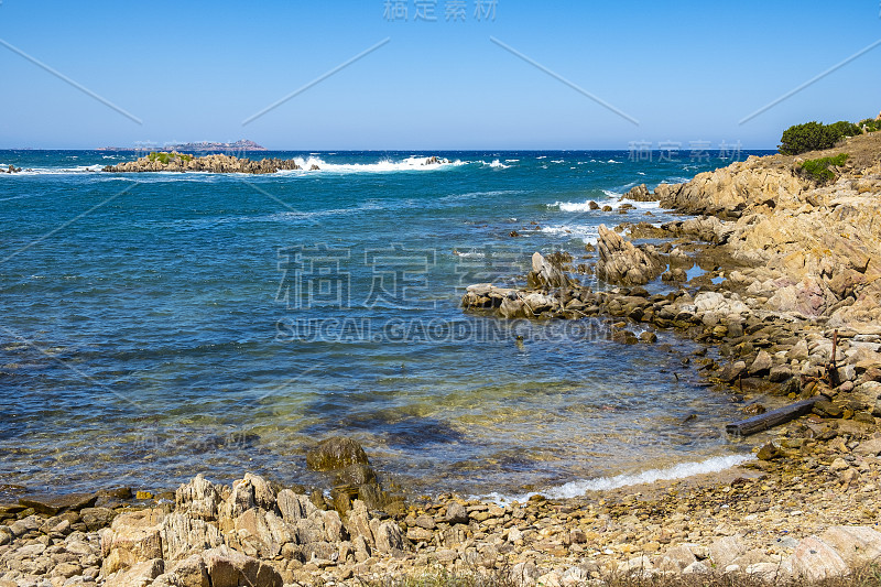 卡波费加里角和斯皮亚佳迪卡拉斯帕达海滩海滩在高尔夫阿朗奇，意大利撒丁岛