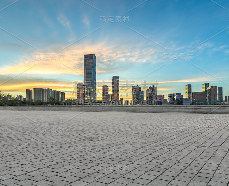 全景天际线和建筑与空的广场层