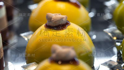 意大利贝加莫镇的传统甜点:甜玉米粥和巧克力鸟