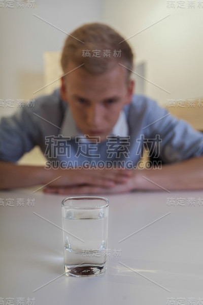 一名年轻人正在与酒瘾作斗争