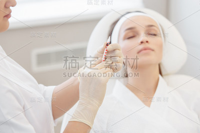美容师正在做注射器美容注射。