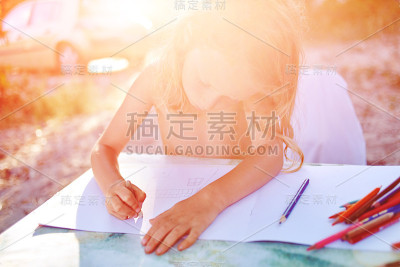 女孩用素描笔画