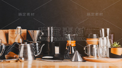 在咖啡店内部的木桌上制作咖啡饮料的配件和器具