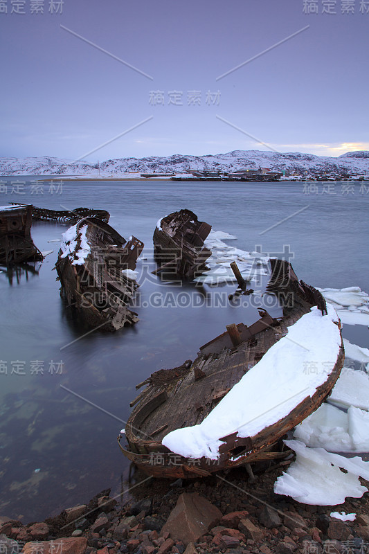 白雪覆盖的海岸和旧船