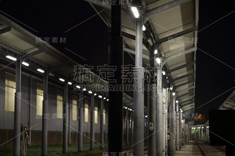 晚上的火车车场