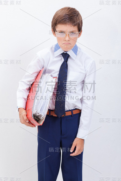拿着文件夹的男孩