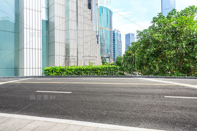 上海空荡荡的柏油路和现代化的建筑