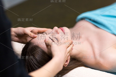 年轻美丽的女人躺在温泉按摩后放松