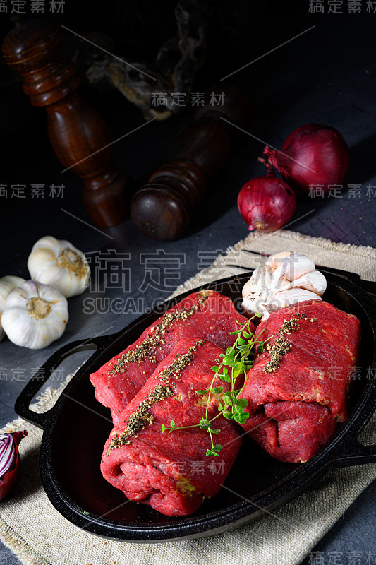 准备烹调的生牛肉卷