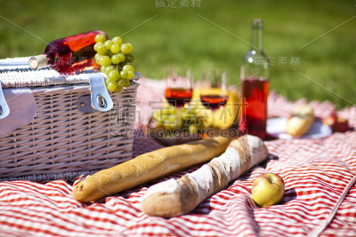 野餐篮子，水果，面包和酒