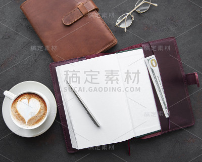皮革笔记本和一杯咖啡
