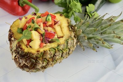 自制新鲜菠萝沙司在菠萝碗