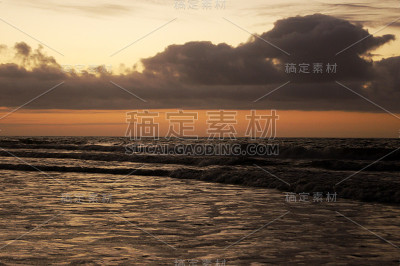 日出在海滩