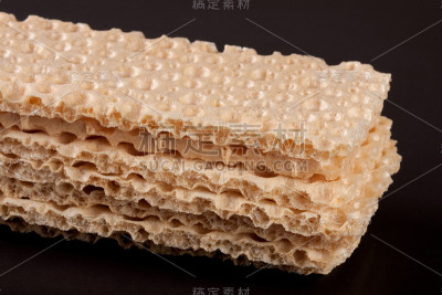 谷物脆饼孤立在白色背景上