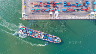 集装箱船在进出口和商业物流。由起重机，贸易港，海运，货物到港。鸟瞰图。水transport.Inte