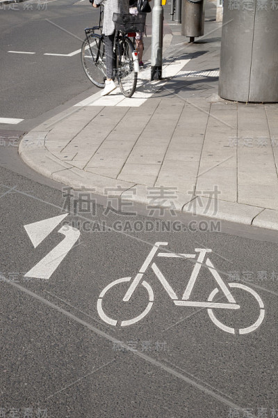 自行车道和自行车手，古龙水