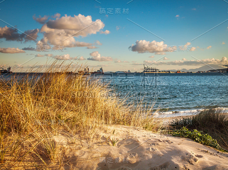 阿尔赫西拉斯,西班牙。沙丘与海草和云与船的背景