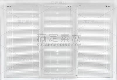 带有白色活动百叶窗的窗户。