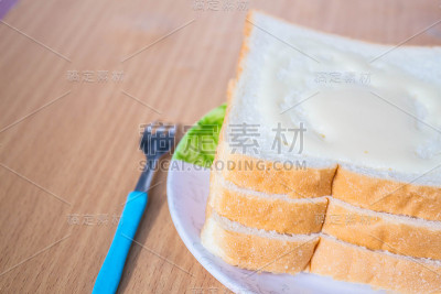 托盘上的面包
