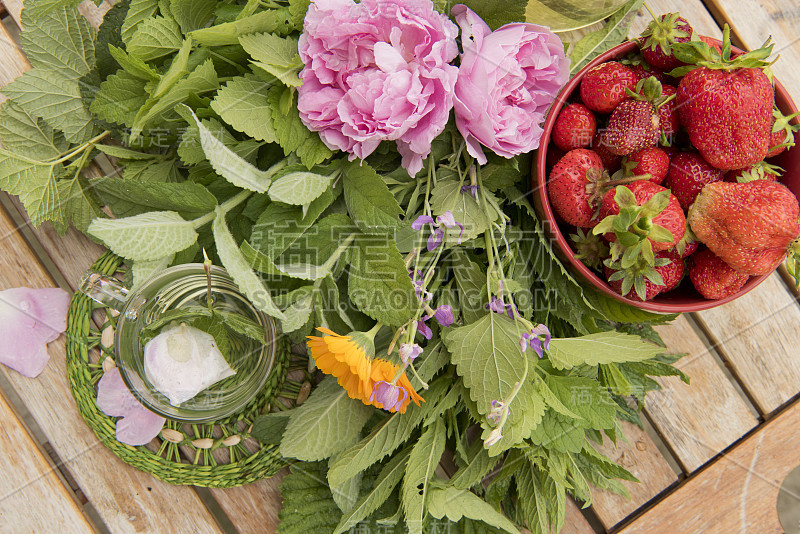 在一个阳光明媚的夏日，在花园里喝茶