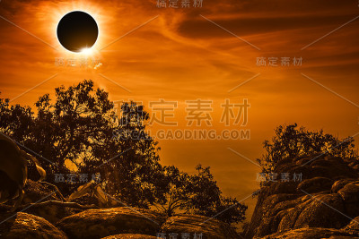 惊人的自然科学现象。日全食在天空中发光。