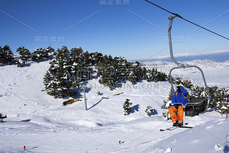 滑下坡的自由滑雪者。