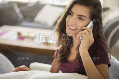 愉快的女人在打电话