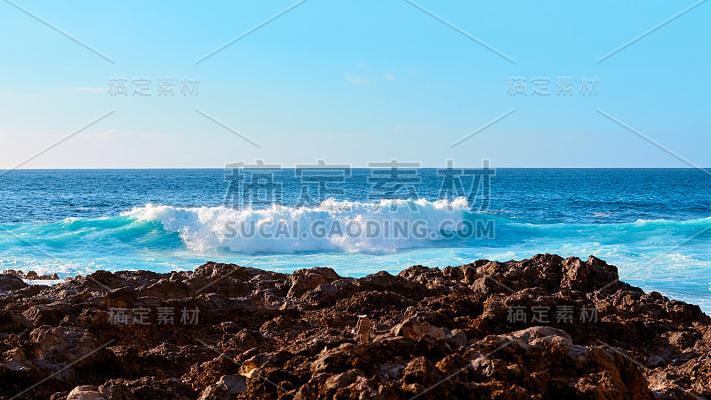 夏日里，海岛海岸上的海浪景色令人惊叹。海滨度假胜地。旅游、旅游、度假。