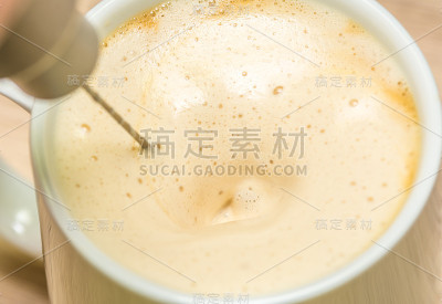 煮咖啡，泡牛奶