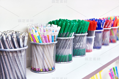 彩色笔在商店