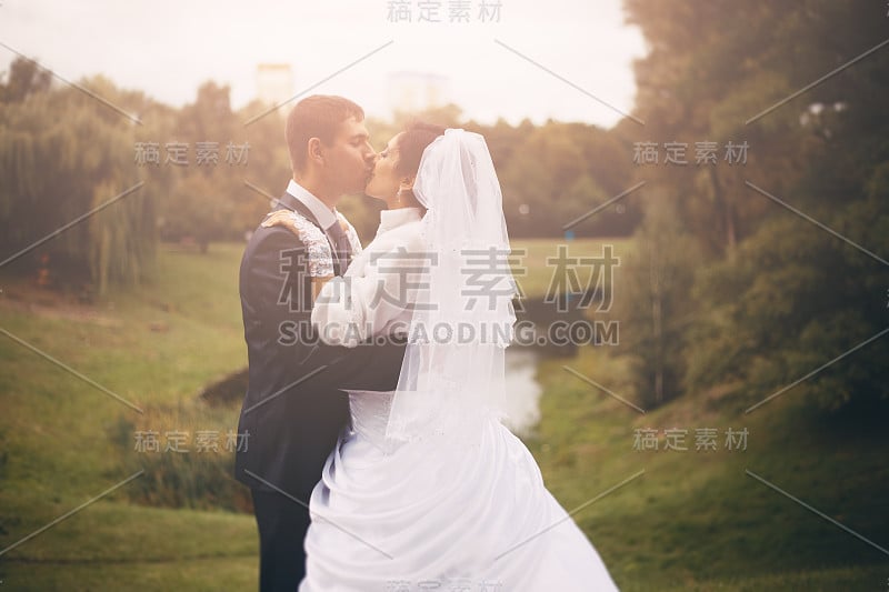 新婚夫妇的浪漫接吻