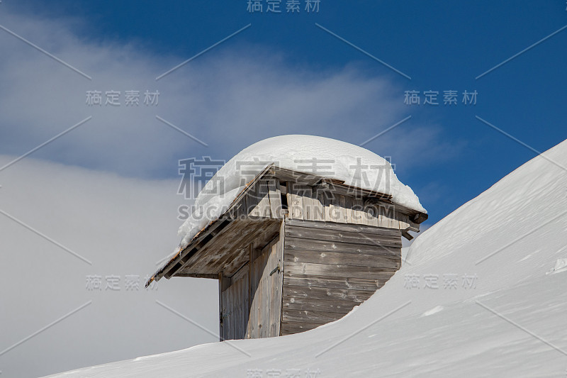 白雪覆盖的山间小屋