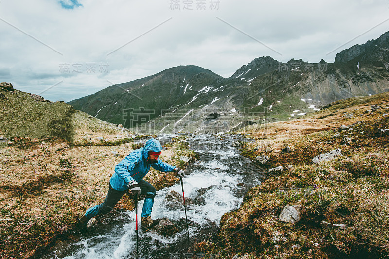 旅行者穿越山脉的河流生存探险旅行生活方式概念冒险度假户外徒步旅行野生自然